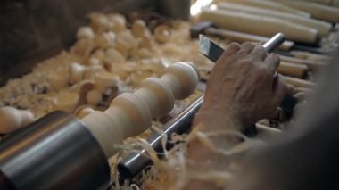 Bir Rus ulusal oyuncak bir Torna üzerinde yapma