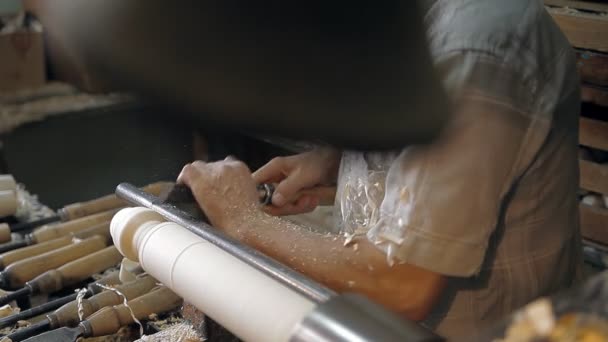 Fabricación de piezas de madera sobre un torno — Vídeos de Stock