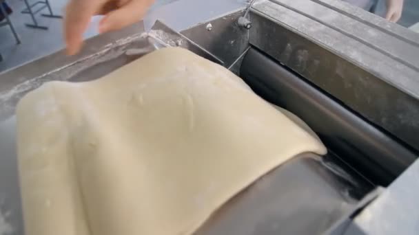 An automatic rolling of dough for dumplings — Stock Video