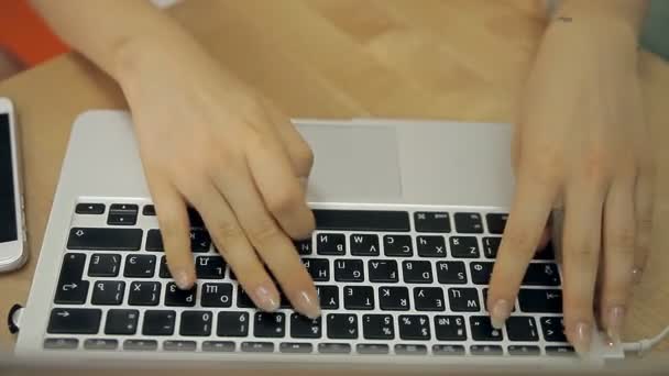 Eine Frau arbeitet an einem Laptop — Stockvideo