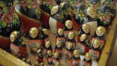 Çok sayıda farklı boyutlarda tablo iç içe geçmiş bebek