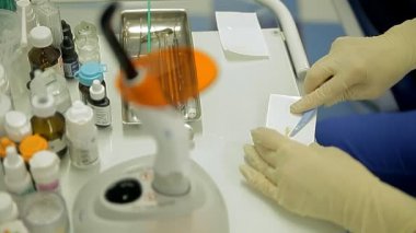 Doktor Diş araçlarını kullanır
