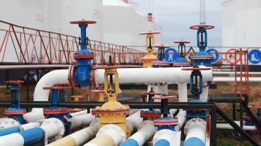 Renkli petrol boru hattı