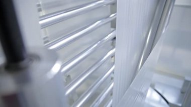 Bir fabrika üzerinde dönen milleri