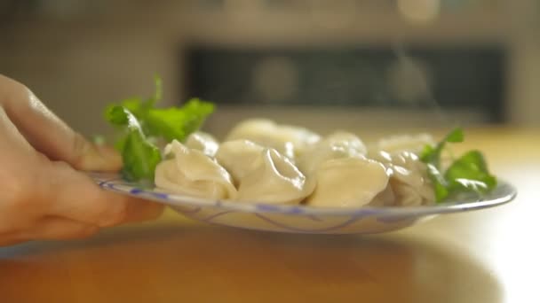 Πιάτο με ζυμαρικά σε έναν πίνακα — Αρχείο Βίντεο