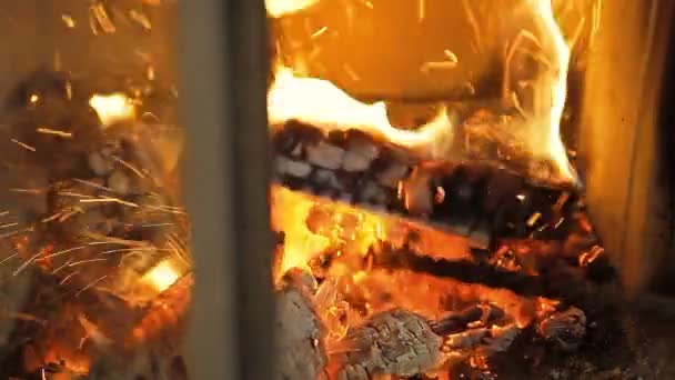 Camino con fuoco ardente — Video Stock