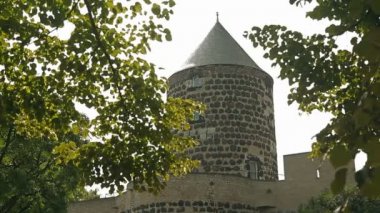 Ağaçların dalları ile güzel bir kale görünümü