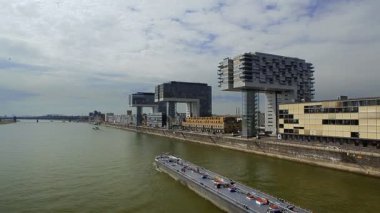 Köln'deki Nehri yakınında güzel binalar
