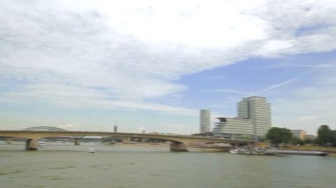 Köln nehirde. Köprü ve gemiler