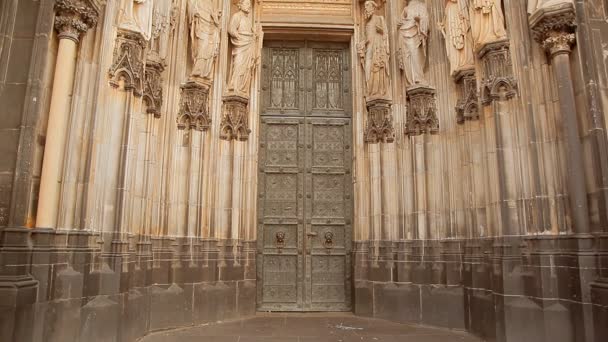 La entrada en la Catedral de Colonia en Alemania — Vídeos de Stock