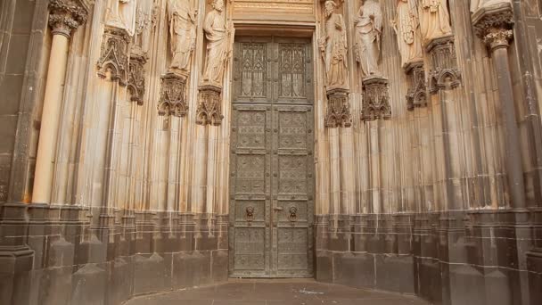 De ingang in de Dom van Keulen in Duitsland — Stockvideo