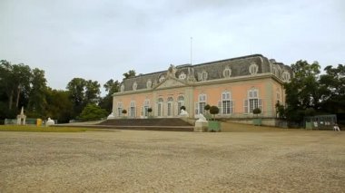 Schloss Benrath bir gündüz mavi gökyüzü altında