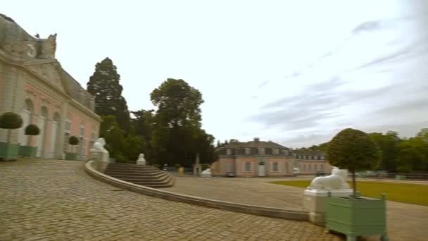 Schloss Benrath i en dagtid under blå himmel — Stockvideo