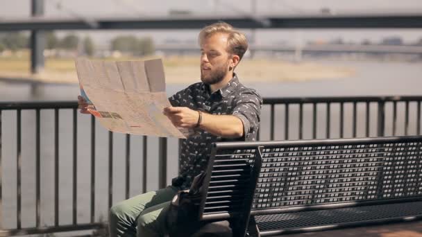 Hipster tourist está mirando el mapa de Europa, diciendo a dónde ir . — Vídeo de stock