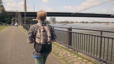 Hipster turist Avrupa set yürüyor.