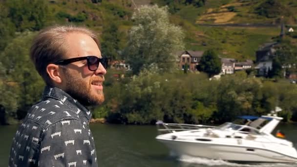 Hipster turista sta navigando su una nave — Video Stock