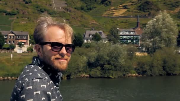 Hipster touriste navigue sur un bateau — Video