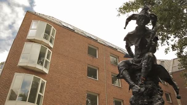 Sculpture of a jester in Dusseldorf, Germany — Stock Video