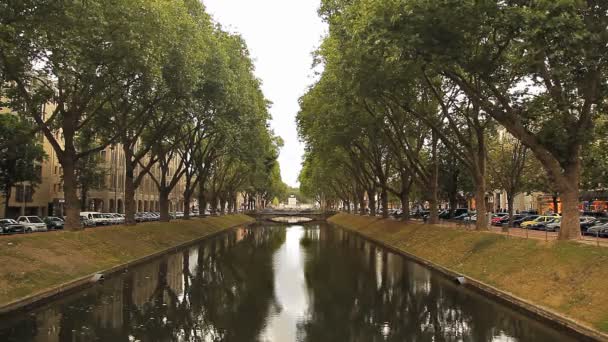 Canal de agua en Düsseldorf, Alemania — Vídeos de Stock