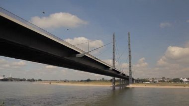 Düsseldorf içinde önde gelen köprü