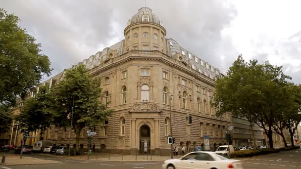 Gatan med ett gammalt hus, Düsseldorf, Tyskland — Stockvideo