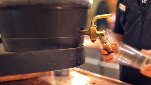 Een barman is een donker bier gieten — Stockvideo