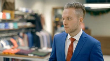 Genç erkek hipster ceket çalışıyor