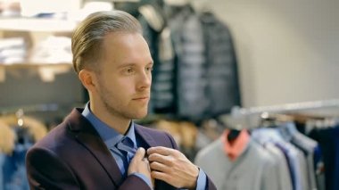 Genç erkek hipster ceket çalışıyor