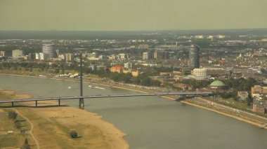 Dusseldorf dan kuş uçuş yüksekliği