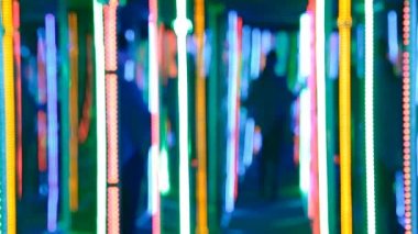 Parlayan ayna labirent