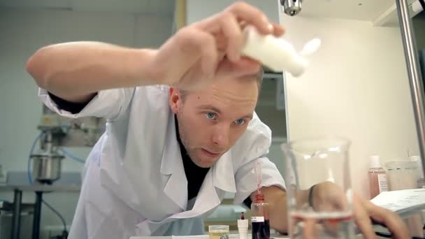 Der Laborant mischt die Zutaten in einem Körperpflegemittel — Stockvideo