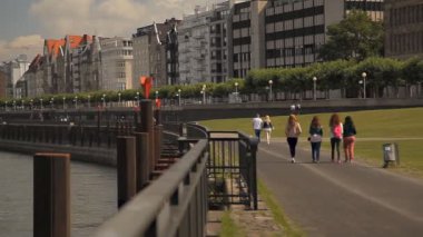 Bulutsuz bir günde Avrupa'da mesire