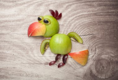 Komik tavuk elma ve üzüm yapılmış