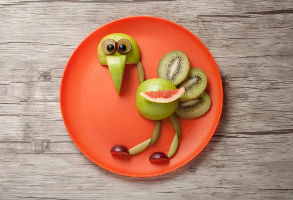 Avestruz divertido hecho de frutas —  Fotos de Stock