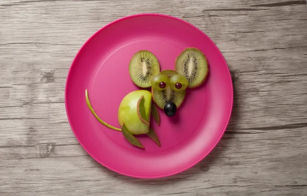 Maus aus Kiwi und Apfel — Stockfoto