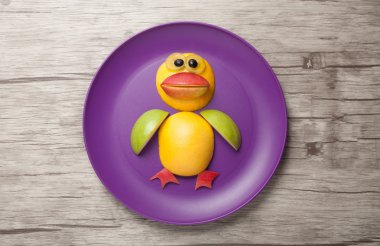 Komik penguen meyvelerini yapılan