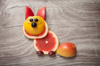 Komik sincap meyvelerini yapılan 