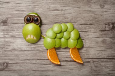 Üzgün kaplumbağa elma ile yapılan