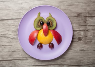 Meyve plaka üzerinde yapılan baykuş 