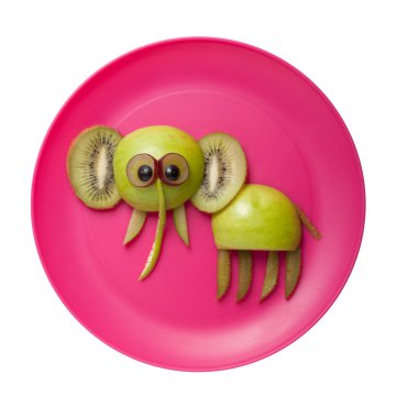 Elma, kivi ve üzüm yapılmış fil