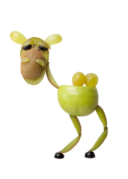 Веселий верблюд з яблука, ківі та винограду — стокове фото