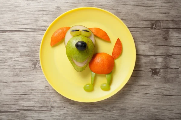 Perro hecho de frutas jugosas —  Fotos de Stock