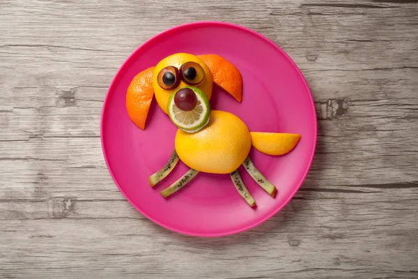 Pies z owoców na talerzu — Zdjęcie stockowe