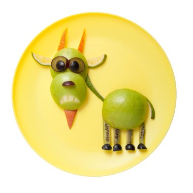 Yeşil meyvelerini yapılan komik keçi 