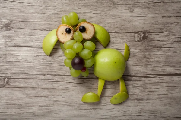 Elma, üzüm ve muz yapılmış köpek