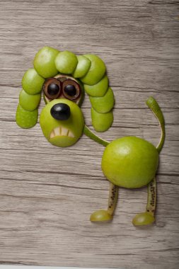 Elma ve üzüm yapılmış korkmuş fino köpeği 