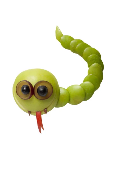 Смешная змея из зеленых фруктов — стоковое фото