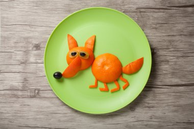 Yeşil plaka üzerinde yapılan turuncu tilki 