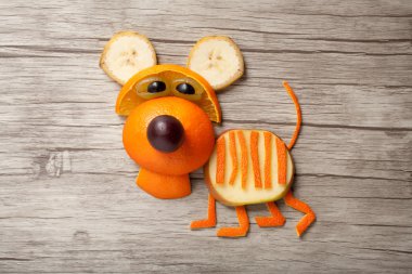 Ahşap üzerine yapılan komik turuncu kaplan