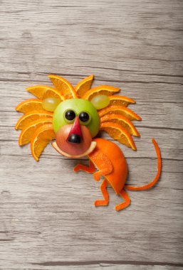 Aslan eğlenceli meyvelerini yapılan 